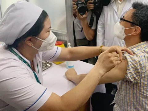 Phó Thủ tướng Vũ Đức Đam tiêm mũi 4 vaccine COVID-19 tại TP HCM