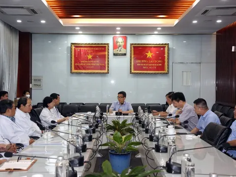 Phó Thủ tướng Vũ Đức Đam kiểm tra việc thiếu thuốc, vật tư tại Bệnh viện Chợ Rẫy