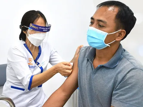 Bộ Y tế đề nghị 9 Bộ tiêm vắc xin Covid-19 mũi 3, mũi 4 cho cán bộ nhân viên