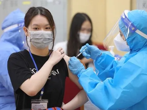 Thủ tướng Chính phủ chỉ đạo đẩy nhanh tiêm vaccine phòng COVID-19 mũi 3, mũi 4