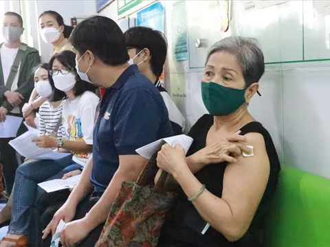 TP HCM: Hơn 76.000 người đi tiêm vaccine COVID-19 chỉ trong vòng 1 ngày