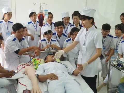 Thủ tướng Chính phủ yêu cầu bảo đảm nguồn nhân lực cho ngành y tế, góp phần bảo đảm an sinh xã hội