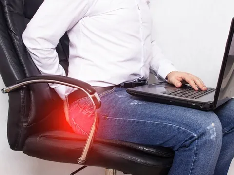 Tác hại khó lường với thói quen ngồi lâu khi đi đại tiện