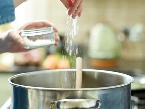 Thói quen thêm muối vào mỗi bữa ăn bạn sẽ mất 2 năm tuổi thọ