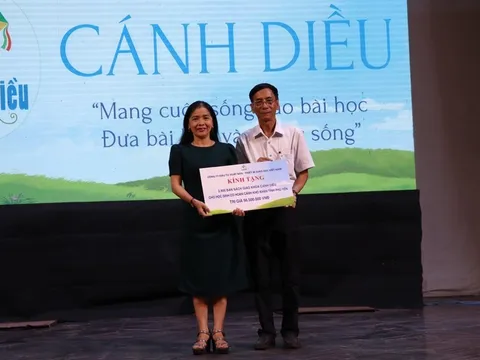 Phú Yên: Tặng sách giáo khoa cho học sinh nghèo