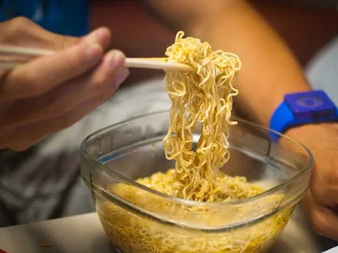 Nên hạn chế ăn mỳ tôm thường xuyên