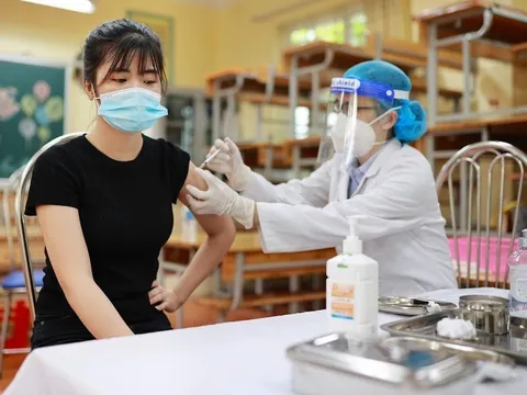 Thủ tướng chỉ đạo đẩy nhanh tiến độ tiêm vaccine khi số ca COVID-19 tăng trở lại