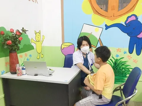 Khám sức khỏe miễn phí cho trẻ là con em gia đình chính sách, người có công trên địa bàn quận Ba Đình