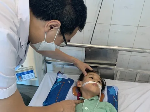 Bé gái bị hoại tử thực quản sau nuốt pin cúc áo