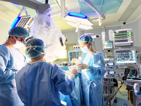 U màng não nền sọ với triệu chứng hay gặp nhất là đau đầu