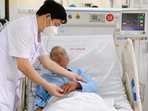 Người đàn ông bị suy đa phủ tạng do đắp lá chữa rắn cắn