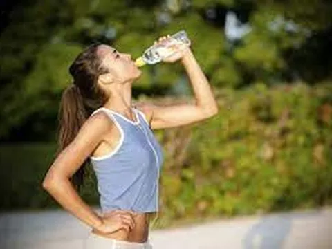 Thói quen uống nước gây hại cho cơ thể