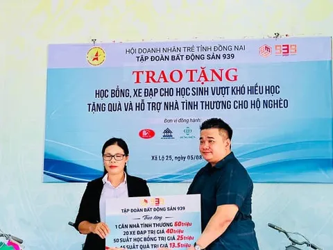 Tặng quà cho học sinh nghèo và hộ nghèo ở Đồng Nai