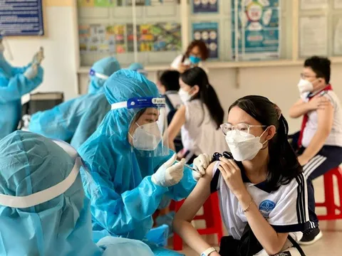 Tiêm vắc-xin ngừa Covid-19 giúp trẻ đến trường an toàn