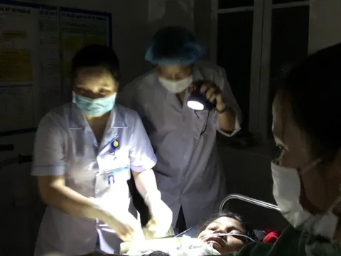Quảng Trị: Mất điện, bác sĩ rọi đèn pin đỡ đẻ cho sản phụ sinh 3