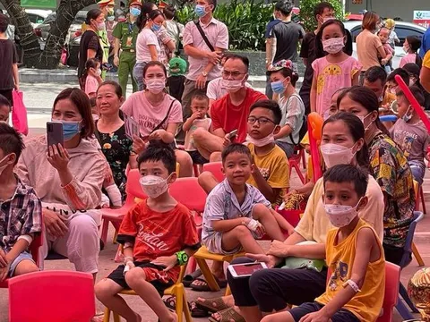 Niềm vui giản dị vỡ òa trong những tiếng cười hồn nhiên, trong trẻo của trẻ thơ