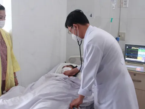 5 phút sốc điện hơn 30 lần cứu bệnh nhân bị "cơn bão điện học"