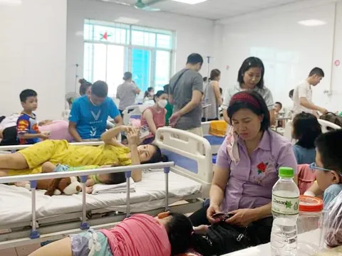 Tình trạng trẻ nhập viện tăng cao, nhiều bệnh viện Hà Nội quá tải