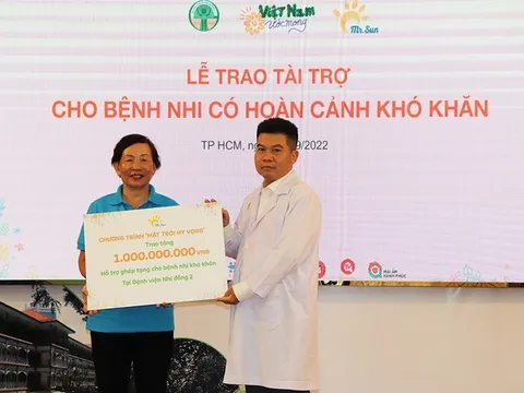 Tặng 1 tỷ đồng từ bán tranh góp thêm nguồn lực cứu chữa bệnh nhi mắc bệnh hiểm nghèo
