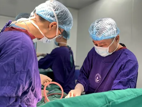 Tiêm filler nâng cấp vòng 1, vùng ngực của nữ bệnh nhân có dấu hiệu hoại tử