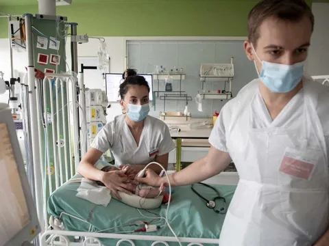 Các bệnh viện Pháp căng thẳng vì dịch bệnh chồng chéo