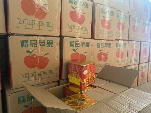 Thu giữ gần 7 tấn pháo nổ được ngụy trang trong các thùng hoa quả tại Hà Nội