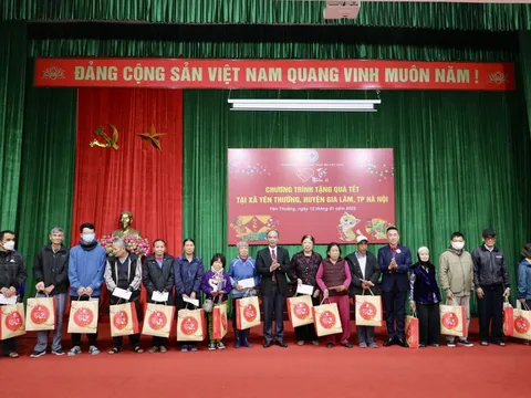 Phó Chủ tịch Hội Chữ thập đỏ Việt Nam thăm, tặng quà Tết người nghèo, người có hoàn cảnh khó khăn tại Hà Nội