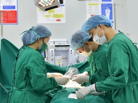 Bé trai 5 tuổi vỡ ruột thừa do bị nhầm rối loạn tiêu hóa