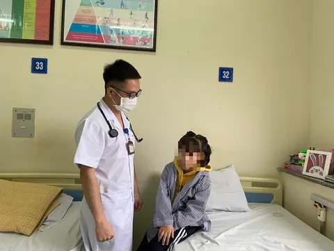 Bé gái được phát hiện mắc đái tháo đường type 1 khi có biểu hiện liên tục khát nước, tiểu nhiều, sụt cân