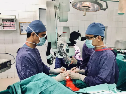 Nối thành công da đầu, tai và mí mắt cho nữ công nhân