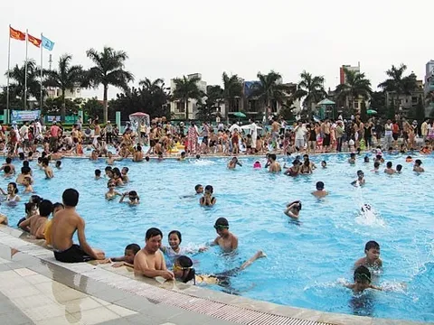 Cha mẹ cần cảnh giác nguy cơ lây nhiễm bệnh từ bể bơi công cộng