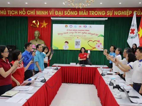 Chung tay ủng hộ chiến dịch “Đồng hành cùng trẻ em nghèo, khuyết tật”