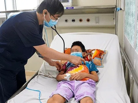 Trẻ nhập viện vì sốt xuất huyết nặng gia tăng, 5 việc tuyệt đối không nên làm khi chăm sóc trẻ sốt xuất huyết