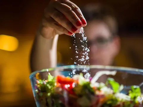 Hệ lụy khôn lường đối với sức khỏe do ăn thiếu rau, nhưng lại thừa muối