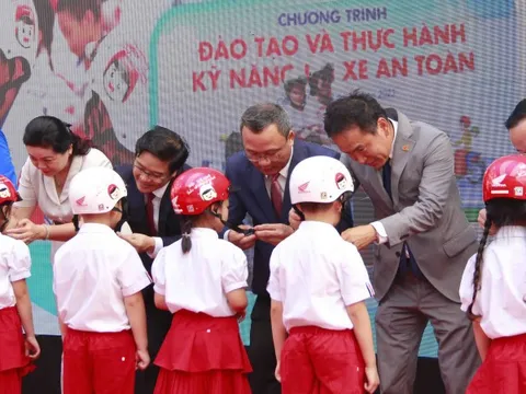 Trao tặng 2 triệu mũ bảo hiểm cho học sinh lớp 1