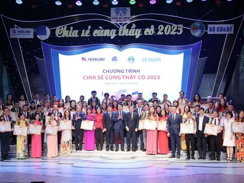 Tuyên dương 58 giáo viên tiêu biểu, người viết nên những bài học thiêng liêng về tình nghĩa thầy trò