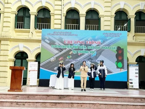 Nâng cao ý thức chấp hành pháp luật cho học sinh khi tham gia giao thông