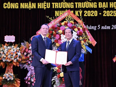 Trao quyết định công nhận Hiệu trưởng Trường Đại học Sư phạm Hà Nội
