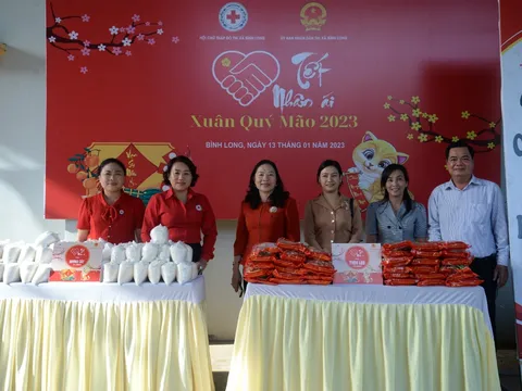 Hội Chữ thập đỏ thị xã Bình Long tổ chức phiên chợ "Tết Nhân ái" xuân Quý Mão 2023