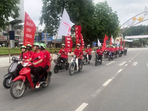 Diễu hành tuyên truyền Hành trình đỏ “Kết nối dòng máu Việt” năm 2024