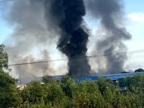 Nhà máy may lớn nhất Thừa Thiên – Huế bốc cháy lúc rạng sáng