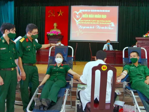 Hàng trăm cán bộ, chiến sĩ Bộ đội Biên phòng hiến máu tình nguyện
