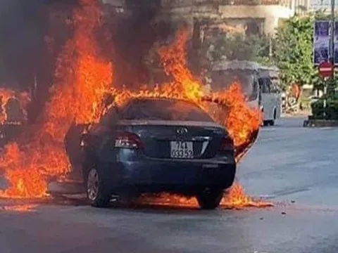 Quảng Trị: Xế hộp cháy rụi sau va chạm với xe tải