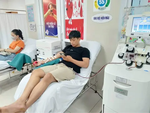 Hành động đẹp của cặp vợ chồng trẻ lúc nửa đêm