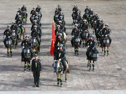 Hàng trăm chiến sĩ Công an bắn súng, đánh võ, cưỡi ngựa trước Đại Nội – Huế