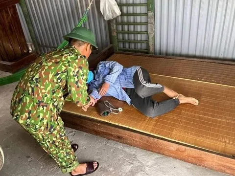 Kịp thời cứu người phụ nữ trôi dạt trên biển Quảng Bình hơn nửa ngày