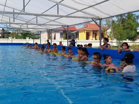 Quảng Bình: Khai giảng lớp học bơi miễn phí cho học sinh