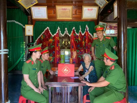 Công an tỉnh Quảng Bình thăm, tặng quà Mẹ Việt Nam Anh hùng