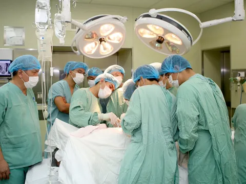 Phẫu thuật ghép thận tự thân cứu sống bệnh nhân mất hoàn toàn niệu quản trái