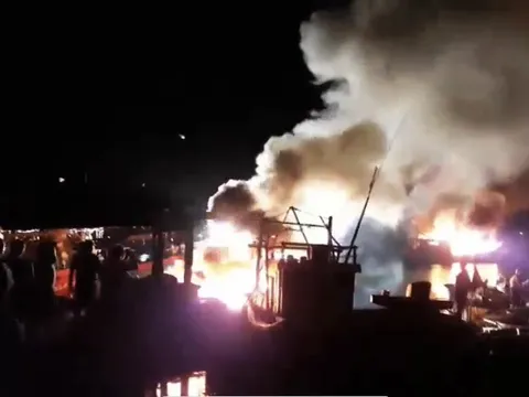 Quảng Bình: 4 tàu đánh cá bị lửa thiêu rụi trong khu neo đậu